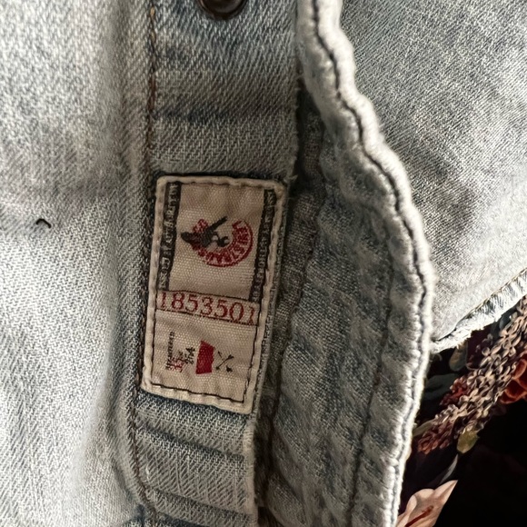 SOLD SOLD SOLD Levi’s button up denim western shirt - Picture 3 of 5